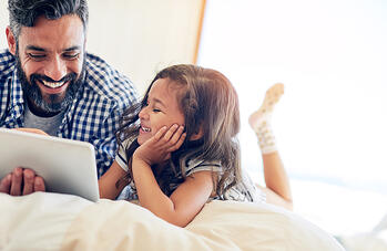 father-daughter-ipad